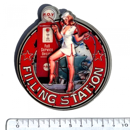 Magnet "Filling Station" en bois verni et en relief Magnet "Filling Station" en bois verni et en relief